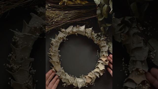Upcycled egg carton wreath with dried flowers #recycledart #diy #handmade #craftshorts #craftideas Upcycled egg carton wreath with dried flowers #recycledart #diy #handmade #craftshorts #craftideas