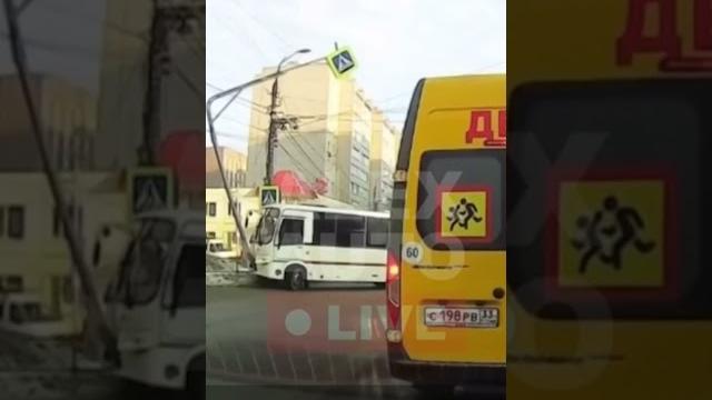 Пассажирский автобус врезался в столб Пассажирский автобус врезался в столб