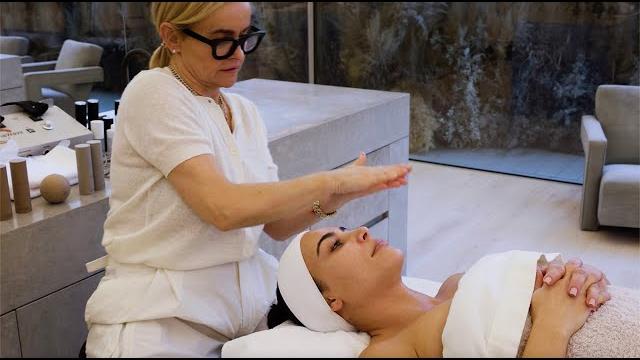 Kim kardashian's facial using skkn by kim products Kim kardashian's facial using skkn by kim products