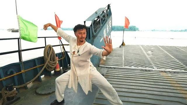 太极拳急速行驶船上打,脚底生根,打得稳如泰山,功夫明星宋淑鑫 太极拳急速行驶船上打,脚底生根,打得稳如泰山,功夫明星宋淑鑫