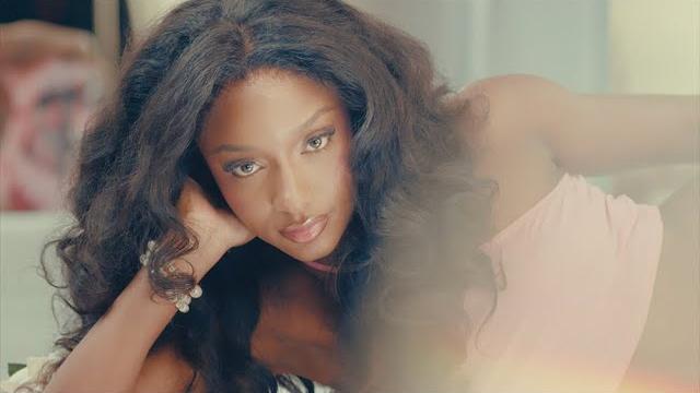 Ayra starr - commas (lyric video) Ayra starr - commas (lyric video)