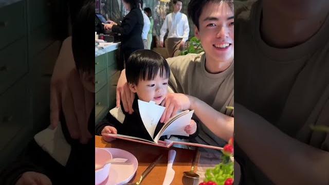 Lewen宝宝1岁多还不会讲话的1岁多也太乖萌了,潘爸那时带他好温柔~推开门瞬间惊喜!酒店有小游乐园和滑梯看着维港!@潘爸乐文vlog|baby lewen&pan#dadlife#babyboy Lewen宝宝1岁多还不会讲话的1岁多也太乖萌了,潘爸那时带他好温柔~推开门瞬间惊喜!酒店有小游乐园和滑梯看着维港!@潘爸乐文vlog|baby lewen&pan#dadlife#babyboy