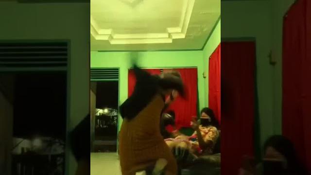 Cewe di telanjangi !!! Cewe di telanjangi !!!