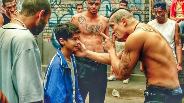 Ветеран войны спасает пацанов от самых опасных гангстеров Ветеран войны спасает пацанов от самых опасных гангстеров