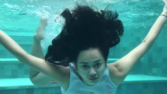 Aura kasih pakai bikini Aura kasih pakai bikini