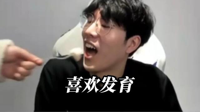 Theshy:我能吃这个吗?卡萨:可以!我帮你打! Theshy:我能吃这个吗?卡萨:可以!我帮你打!