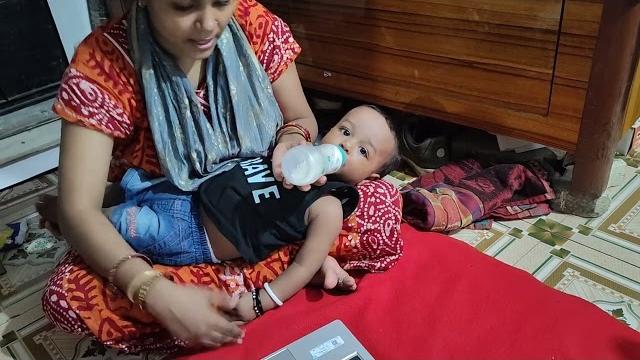 Bacche botal se dudh kaise peete hain Bacche botal se dudh kaise peete hain