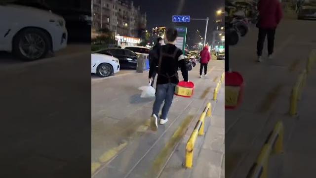 小黄家的脆皮烤乳猪,采用新鲜的小香猪,纯手工炭火现烤8—9小时出炉,福建省内的朋友们可以到店堂食,也可以选择安排到jia的脆皮烤乳猪 冬季暖胃美食 兄妹坊 福州美食 福州美食推荐 小黄家的脆皮烤乳猪,采用新鲜的小香猪,纯手工炭火现烤8—9小时出炉,福建省内的朋友们可以到店堂食,也可以选择安排到jia的脆皮烤乳猪 冬季暖胃美食 兄妹坊 福州美食 福州美食推荐