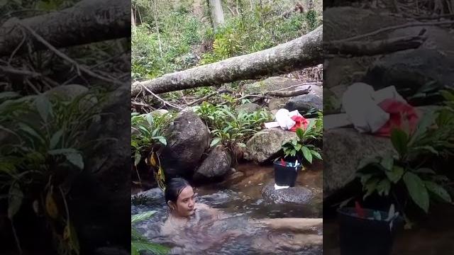 Memek mandi di kali Memek mandi di kali