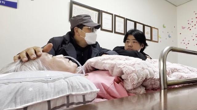 Vào mùa đông hoon và cha xúc động khi đến thăm mẹ Vào mùa đông hoon và cha xúc động khi đến thăm mẹ