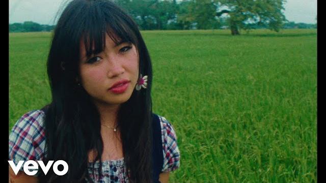 Beabadoobee - glue song (official music video) Beabadoobee - glue song (official music video)