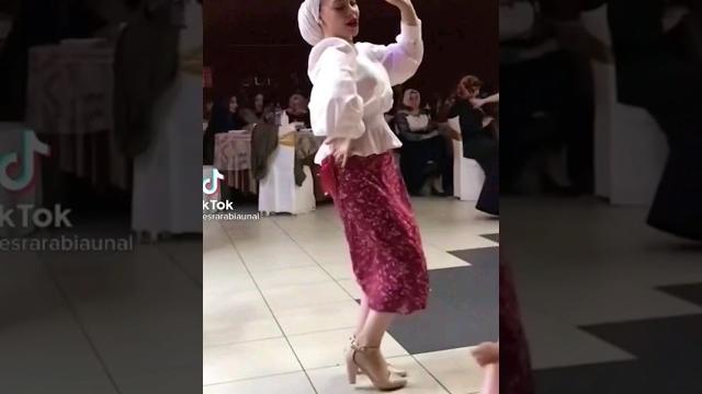 Esra rabia ünal düğünde twerk dans ediyor. #hijab Esra rabia ünal düğünde twerk dans ediyor. #hijab