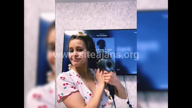 Tango canlı yayında saçını yapan güzel kızbeautiful girl doing her hair on tango live broadcast Tango canlı yayında saçını yapan güzel kızbeautiful girl doing her hair on tango live broadcast