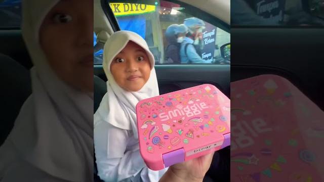 Coba tebak.. bekal dinar isinya apa? belum sampai sekolah,udah habis #shorts #short Coba tebak.. bekal dinar isinya apa? belum sampai sekolah,udah habis #shorts #short