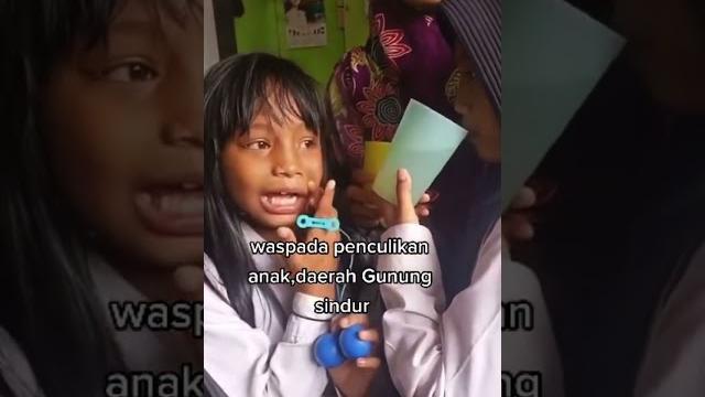Ngeri! 2 anak ini ditarik pria dan hampir jadi korban penculikan, untung ada wanita yang menolong Ngeri! 2 anak ini ditarik pria dan hampir jadi korban penculikan, untung ada wanita yang menolong