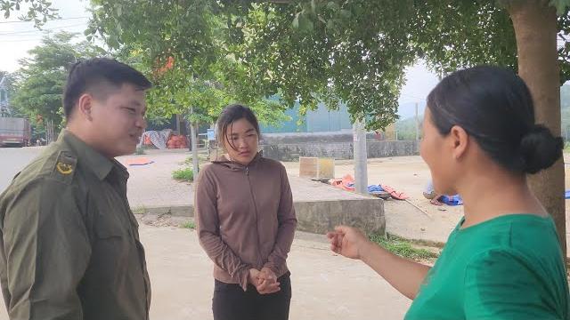 The girl got into trouble selling goods on the street, police officer hoang helped her. The girl got into trouble selling goods on the street, police officer hoang helped her.