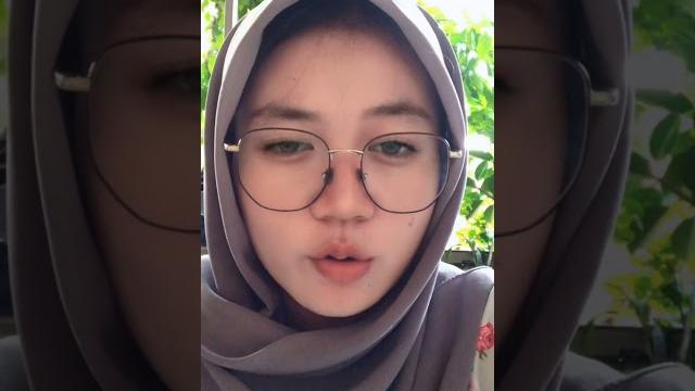 Cewe pake kacamata emang menggoda Cewe pake kacamata emang menggoda