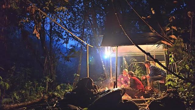 倾盆大雨中露营。钓鱼和烹饪。在野外,丛林生存技能 倾盆大雨中露营。钓鱼和烹饪。在野外,丛林生存技能