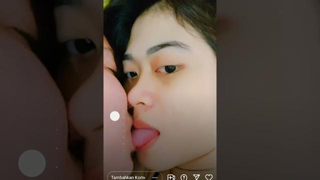 Adu lidah cewek lesbi Adu lidah cewek lesbi