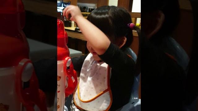 女鵝吃飯太吵了,唸謠還把餐具打翻 女鵝吃飯太吵了,唸謠還把餐具打翻