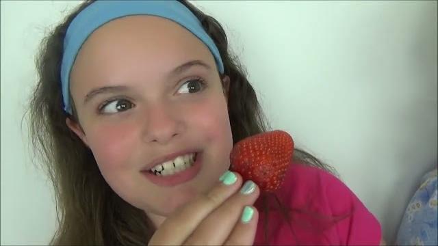 Giant strawberry challenge cake candy soda granny victoria annabelle toy freaks - bad baby Giant strawberry challenge cake candy soda granny victoria annabelle toy freaks - bad baby