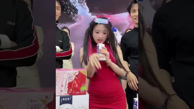 小黄要走性感路线啦 #小杨哥直播回放 #红绿灯的黄 #乔妹 #搞笑 #性感 小黄要走性感路线啦 #小杨哥直播回放 #红绿灯的黄 #乔妹 #搞笑 #性感