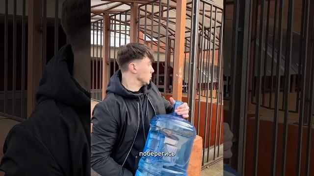 Разбил бутыль воды Разбил бутыль воды