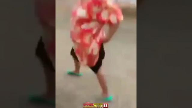Emak emak viral....... (sampai buka celana) Emak emak viral....... (sampai buka celana)
