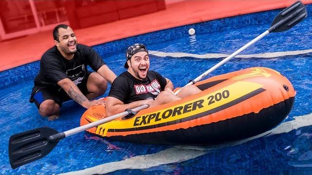 Desafios com bote na piscina !! (diversão na piscina) Desafios com bote na piscina !! (diversão na piscina)