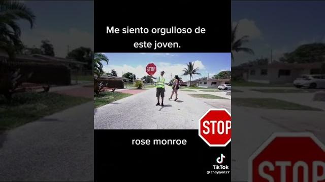 Rose monroe cruza la calle Rose monroe cruza la calle