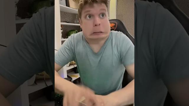 Малой смотрит «запретное видео» Малой смотрит «запретное видео»