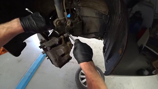 Camry 50. замена передних колодок.