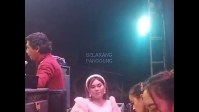 Biduan cantik duduk sambil dandan Biduan cantik duduk sambil dandan