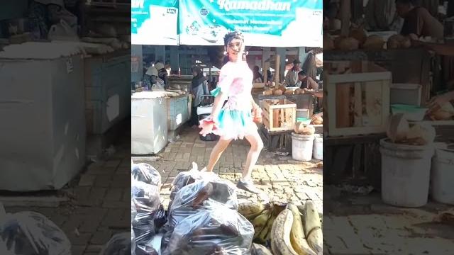 Ulat bulu kembali menghibur Ulat bulu kembali menghibur