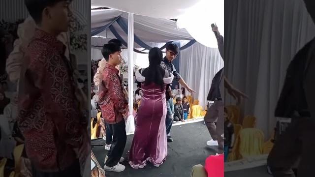 Ukhti joget bar-bar #dangdut #shortsviral Ukhti joget bar-bar #dangdut #shortsviral