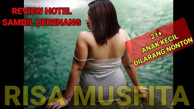 Risa musfita berenang di alam liar Risa musfita berenang di alam liar