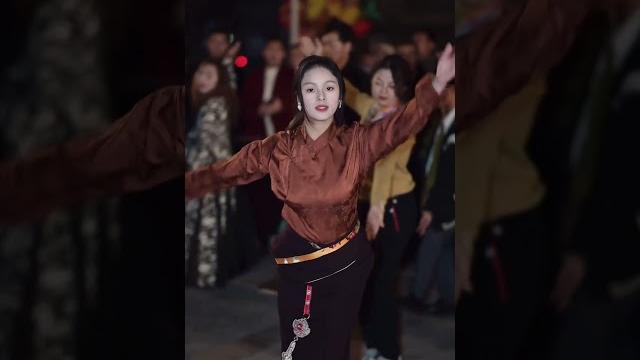 怎么抵抗?#街拍 #锅庄舞 | dance video | girl dance 怎么抵抗?#街拍 #锅庄舞 | dance video | girl dance