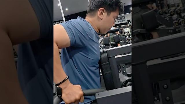 Cowok yg pake baju ketat, terkadang tanpa lengan yg tujuannya ntah pamer otot atau pamer puting Cowok yg pake baju ketat, terkadang tanpa lengan yg tujuannya ntah pamer otot atau pamer puting