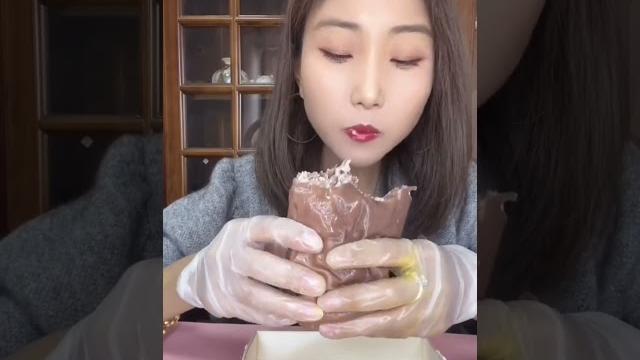 Crepe roll cake eating mukbang Crepe roll cake eating mukbang