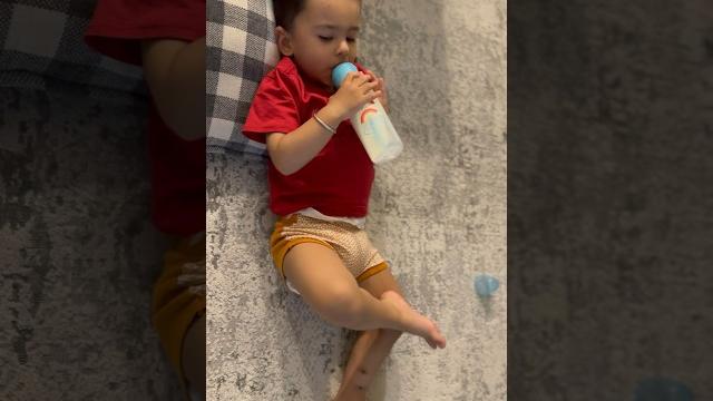 Baby bottle feeding #shorts #youtubeshorts Baby bottle feeding #shorts #youtubeshorts