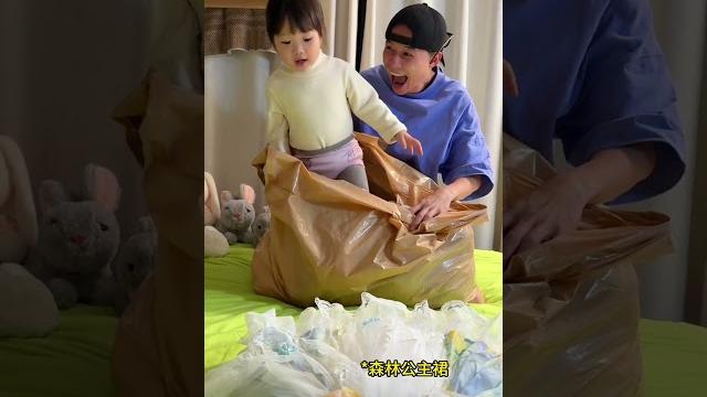 女儿就应该狠狠的宠!哈哈哈 #人类幼崽 #宝爸带娃 #露兮粑粑 #小小露兮 #内容启发搜索 女儿就应该狠狠的宠!哈哈哈 #人类幼崽 #宝爸带娃 #露兮粑粑 #小小露兮 #内容启发搜索