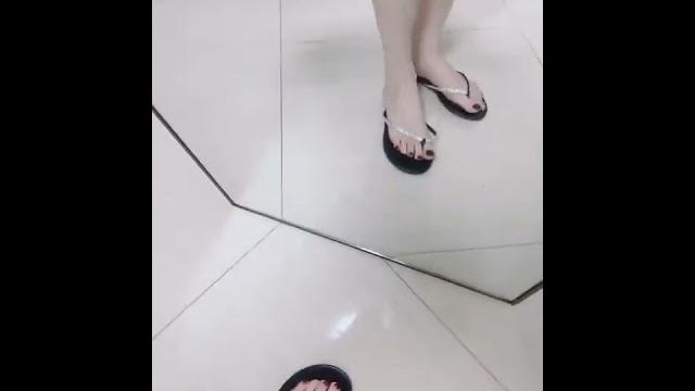 裸足诱惑,想舔一下吗 裸足诱惑,想舔一下吗