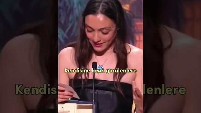 Büyük onur! merve dizdar cannes'ta ödül aldı, konuşması tüm türkiye'yi duygulandırdı! #mervedizdar Büyük onur! merve dizdar cannes'ta ödül aldı, konuşması tüm türkiye'yi duygulandırdı! #mervedizdar