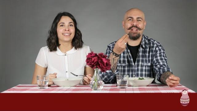 Итальянцы пробуют русские салаты Итальянцы пробуют русские салаты