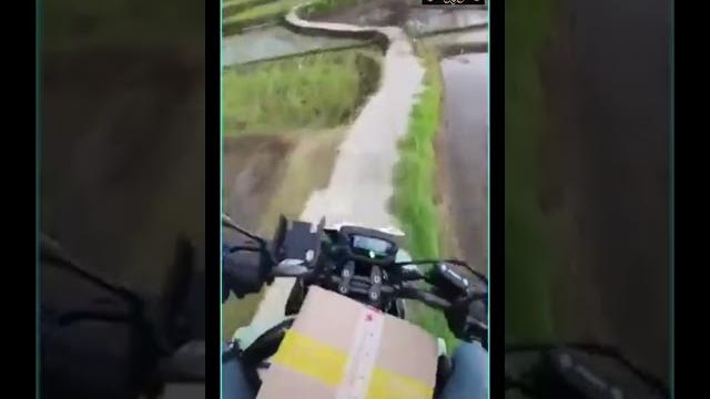 Detik - detik tukang paket kejebur kesawah. Detik - detik tukang paket kejebur kesawah.