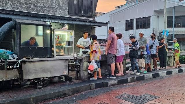 Grandpa refuses to increase price for 30 years! $0.30 meals cooked by 3 generations working together Grandpa refuses to increase price for 30 years! $0.30 meals cooked by 3 generations working together