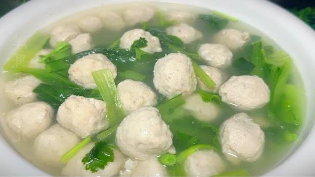 把猪肉放入搅拌机里,不用手动搅馅,这样做岀来的肉丸细腻又q弹 把猪肉放入搅拌机里,不用手动搅馅,这样做岀来的肉丸细腻又q弹