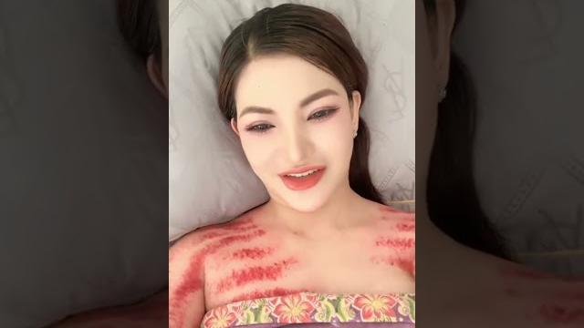 Tante minta di kerik bagian dada Tante minta di kerik bagian dada