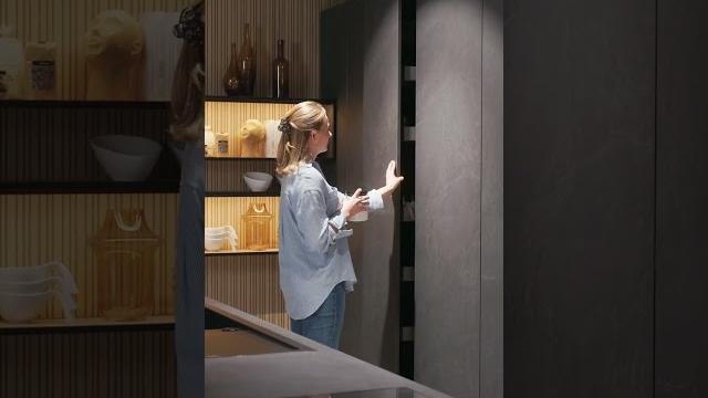 Pust-to-open: perfekter komfort mit dem apotheker-auszug | nobilia #nobiliaküchen #interiordesign Pust-to-open: perfekter komfort mit dem apotheker-auszug | nobilia #nobiliaküchen #interiordesign
