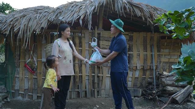 Thanks to the farmer's kindness, the single mother's life is better in the abandoned house. Thanks to the farmer's kindness, the single mother's life is better in the abandoned house.
